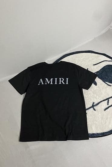 белый джинсы: Футболка AMIRI, черная - Классический крой с короткими рукавами и — 1
