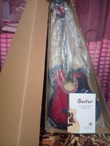 полуакустическая электрогитара: Красная акустика без царапины с пикгардом, с комплектом 6500 а если вы — 6