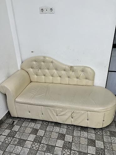 Столдор: Маникюрный стол 4 шт по 4500сом Стульчик белая 3 шт по 1500сом — 9