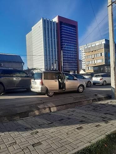 двигатель carnival: Компактный 5‑дверный минивэн/хэтчбек серебристого цвета. Основные — 3