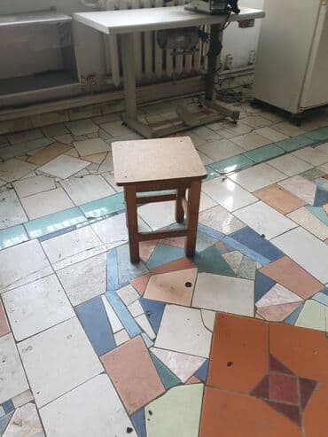 стол с табуреткой: Табуретка, Б/у, Дерево, Не раскладной — 2