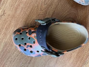 обувь для садика: Оригинал Crocs Classic Clog с камуфляжным принтом. Детские. Размер — 2