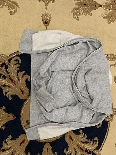 Светло‑серая толстовка с капюшоном на молнии. - Тип: худи/кофта на