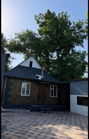 Дома: Срочно продаётся кирпичный дом Район: ж/м Колмо, г. Бишкек Площадь — 4