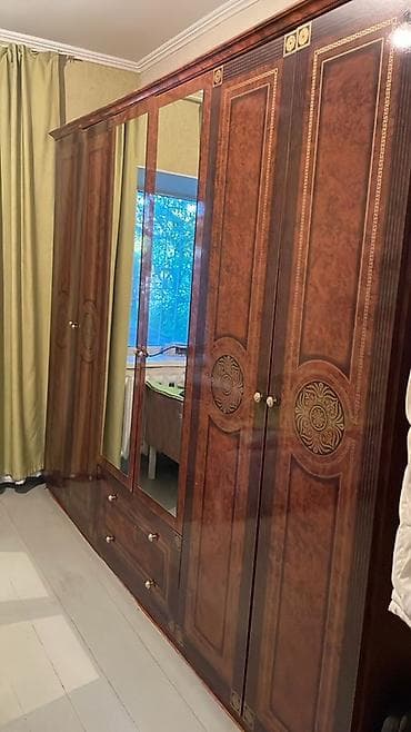 Спальные гарнитуры: Спальный гарнитур в классическом стиле, отделка под корень дерева с — 2