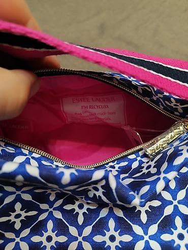 hoco y4: Косметичка от Estée Lauder
Плотная ткань
Вместительная — 2