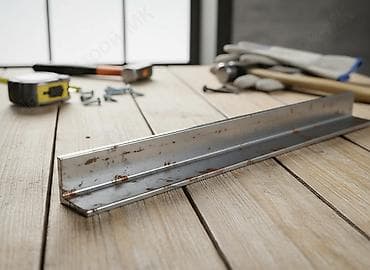 Металлический равнополочный уголок, предназначенный для использования