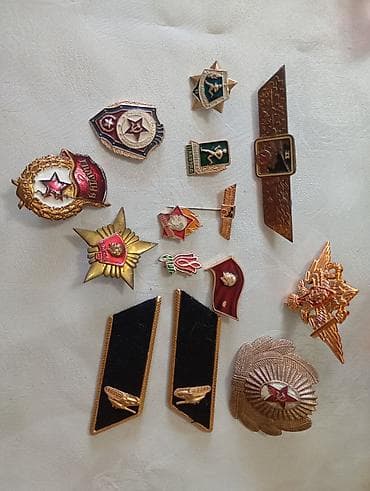 Набор советских и российских знаков/значков и фурнитуры для форменной