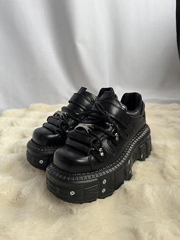 Угги: Покупала за 5000 ни разу не носила. Готические платформенные — 5