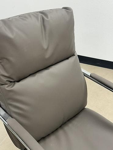 кресла серые: Офисное кресло, Без колесиков, цвет - Серый, Экокожа — 4