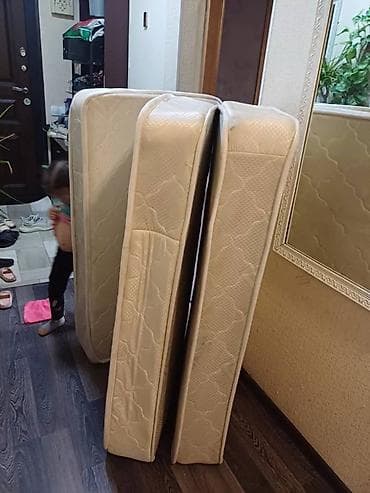 single bed: Детский матрац кореа 
80/60 толщина 20см
Сост хороший 
 ((1штук — 2