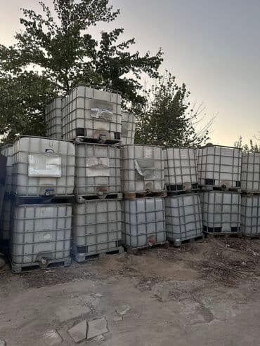 Пластиковые IBC-кубы (еврокубы) объемом примерно 1000 л с