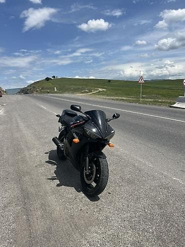 гарнитура мото: Yamaha YZF-R6, спортивный мотоцикл в чёрном цвете. Основные — 3