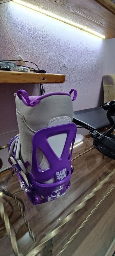 Сноуборды: Продам крепления и ботиночки для сноуборда размер 33. цена 5000 сом — 1