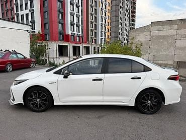 Toyota Corolla: 2021 г., 1.8 л, Автомат, Гибрид, Седан — 2