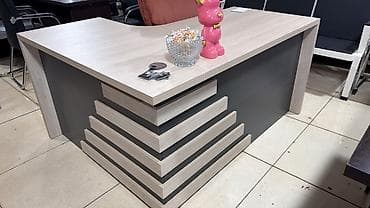 офисный угловой стол: Офисный стол, Нерегулируемый, цвет - Серый, Угловой, ЛДСП — 3