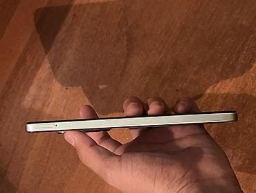 телефон дешевле: Смартфон с плоскими гранями и разъёмом USB‑C. На нижнем торце: решётка — 6