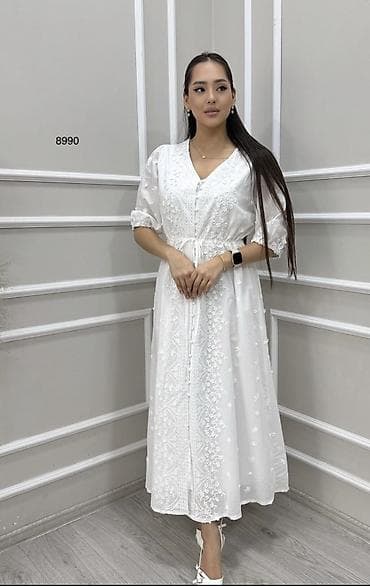 amber elixir: Платье белого цвета миди с вышивкой и кружевными вставками. - Силуэт — 1