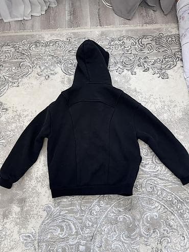 Жеке буюмдар: Черное худи с капюшоном и молнией до середины груди. Покупал за 6000 — 4