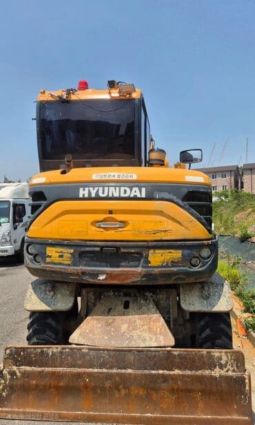 домкраты гидравлические: Маневренный колесный экскаватор Hyundai HW60 в желто-черной расцветке — 5