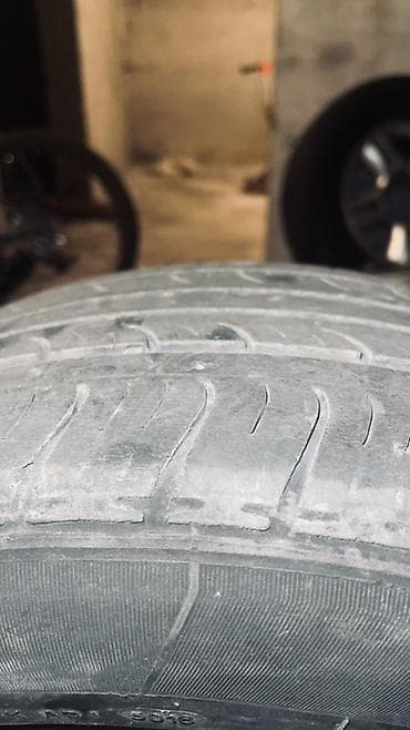 Автомобильная шина размера 215/55R17, подходящая для различных