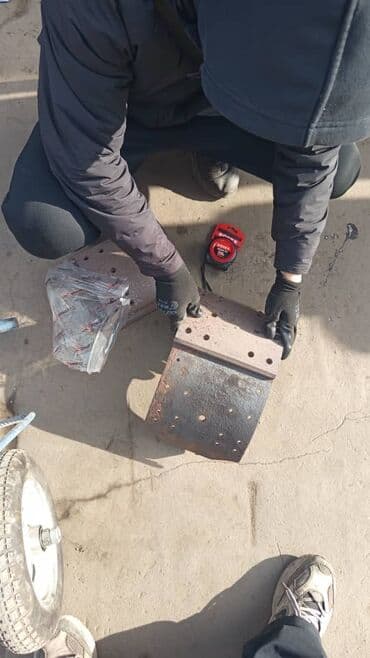 шлифовалный станок: КЛЕПАЕМ КОЛОДКИ И ДИСК СЦЕПЛЕНИЯ Назначение: - Клепание фрикционных — 4