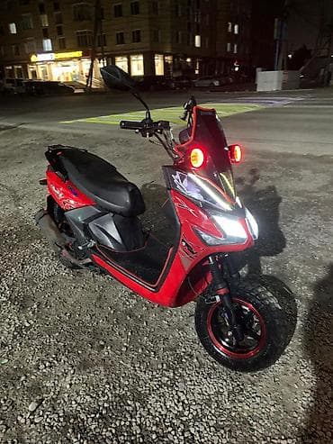 скутер квадроцикл: Скутер/мопед спортивного стиля, красно‑чёрная окраска с графикой — 1