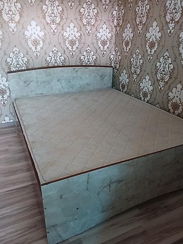 Кровати: Двуспальная кровать, Б/у, С матрасом, длина - 215 см — 1