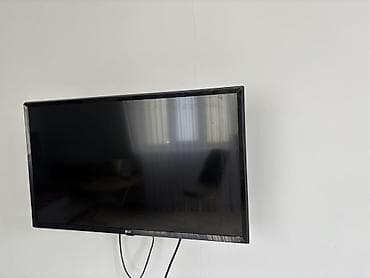 ps3 internet: Телевизор LG, диагональ около 32–37" (по габаритам на стене). Плоская — 3