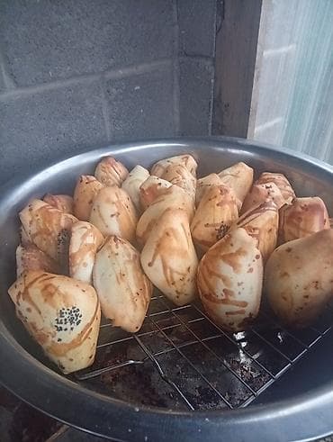 Продукты питания: Домашняя выпечка — румяные пирожки/самсы из печи. - Формат — 1