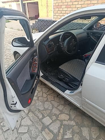 Транспорт: Hyundai Avante: 2002 г., 1.6 л, Кол менен иштөөчү, Седан — 5
