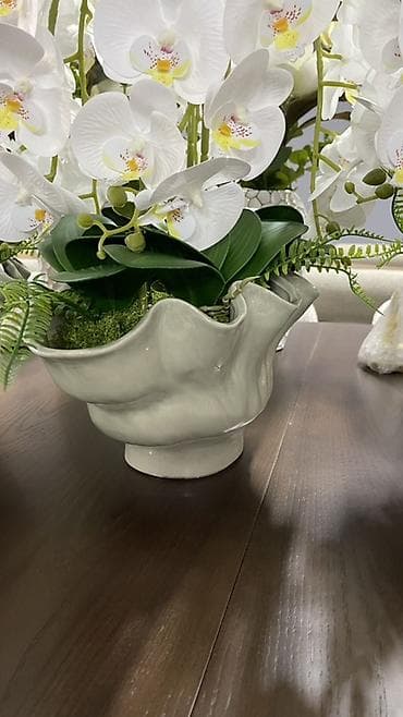 клумбы для цветов: Искусственная композиция с орхидеями в керамической вазе. - Цветы — 1