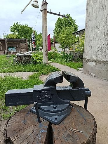 штукатурная станция: Тиски слесарные поворотные, чугунные, массивные. Характеристики: - — 4