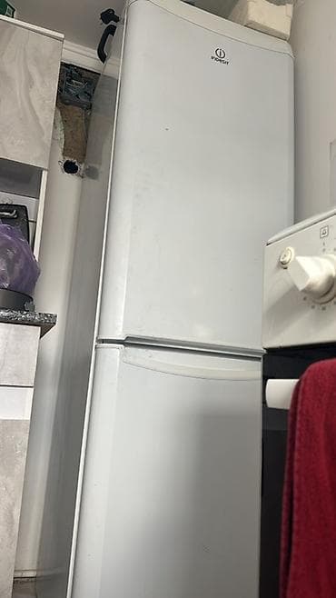 Холодильник Indesit с нижней морозильной камерой - Полноразмерный
