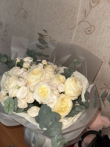 букет мандарин: Букет из белых роз с эвкалиптом - Пышная композиция из кремово-белых — 3