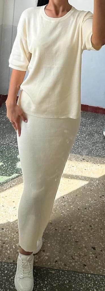 Трикотажный комплект в молочном цвете. Состав набора: - Свободный