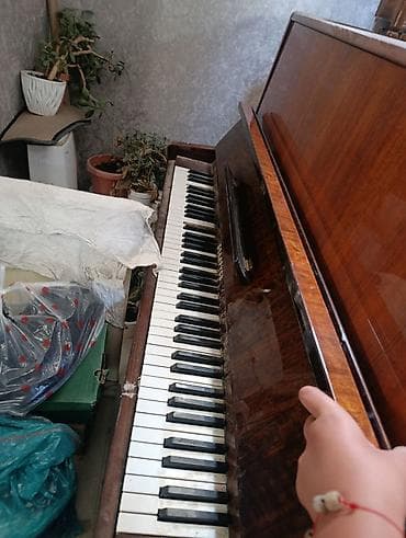 Вертикальное пианино (акустическое, классическое). Корпус из шпона под