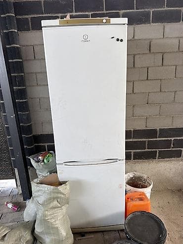 Холодильник Indesit с нижней морозильной камерой. Особенности: - — 1