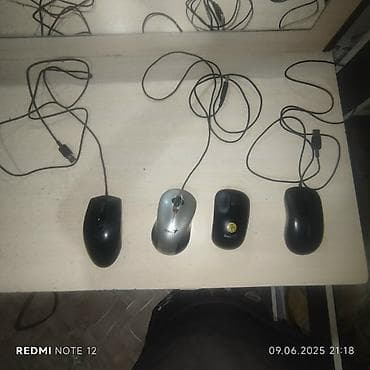 Четыре проводные компьютерные мыши разных моделей и цветов. В