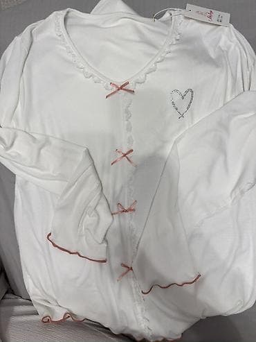 женские пижамы для сна: Белая женская пижама/домашний комплект. - Состоит из кофты на — 1