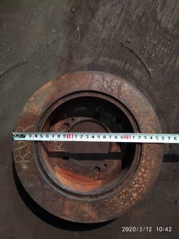 перфорированные тормозные диски: Задний тормозной диск Mitsubishi Б/у, Оригинал — 2