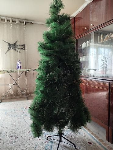 Искусственная ель на металлической подставке. - Высота: примерно