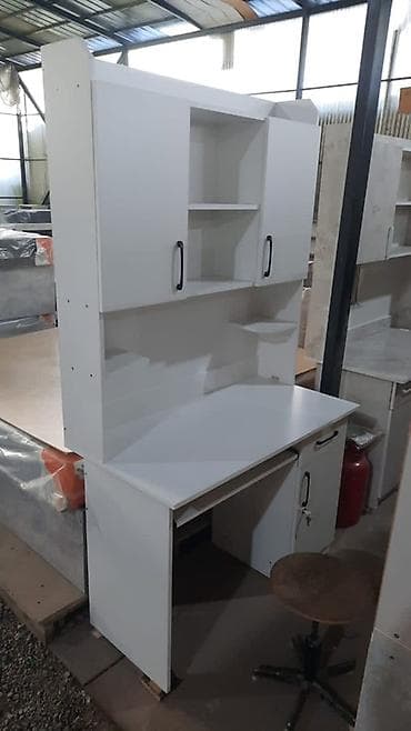 Компьютерный стол, С полками — 1