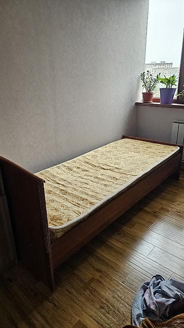 Односпальная кровать, Б/у, С матрасом, длина - 203 см — 1