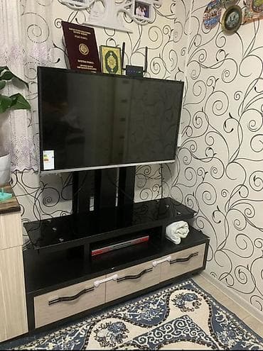 Тумба под телевизор с современным дизайном, сочетающая темные и