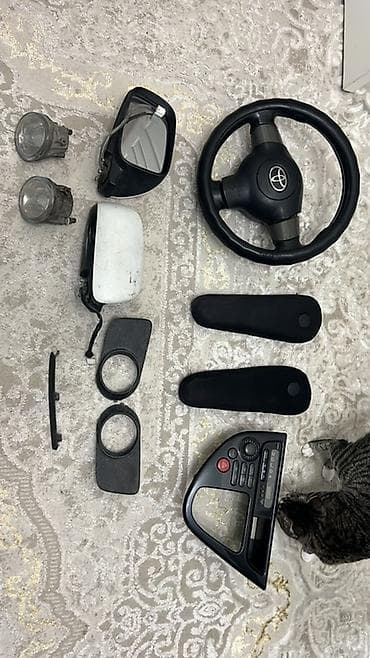 Детали ходовой части: Продаю руль без патрона, подлокотники в хорошем состоянии, климат — 1