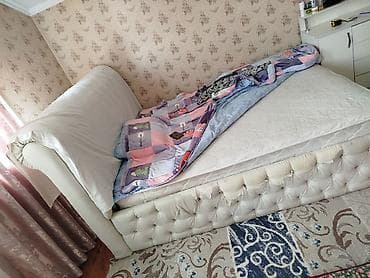 Кровати: Двуспальная кровать с мягким высоким изголовьем и матрасом — 5