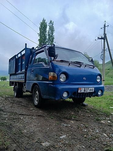 трактор дыты: Hyundai Porter — компактный бортовой грузовик синего цвета. Самосвал — 4
