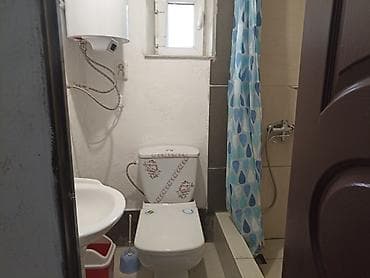 Үйлөр: Сдаётся 1 комнатная квартира:санузел+кухня+1 большая комната,с — 4
