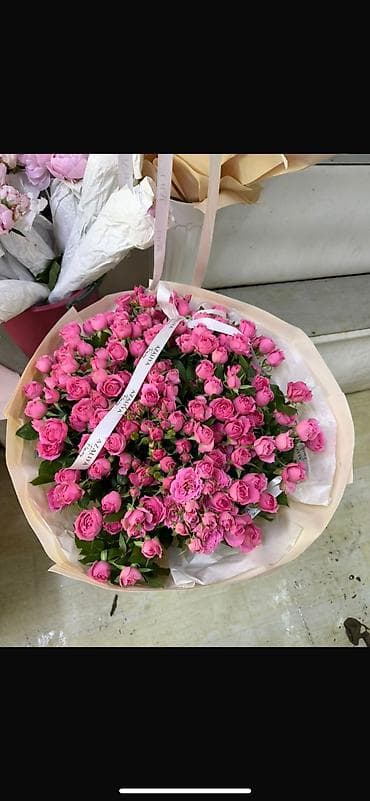 голанские розы: Пышный букет из кустовых роз насыщенно-розового оттенка. Композиция — 1
